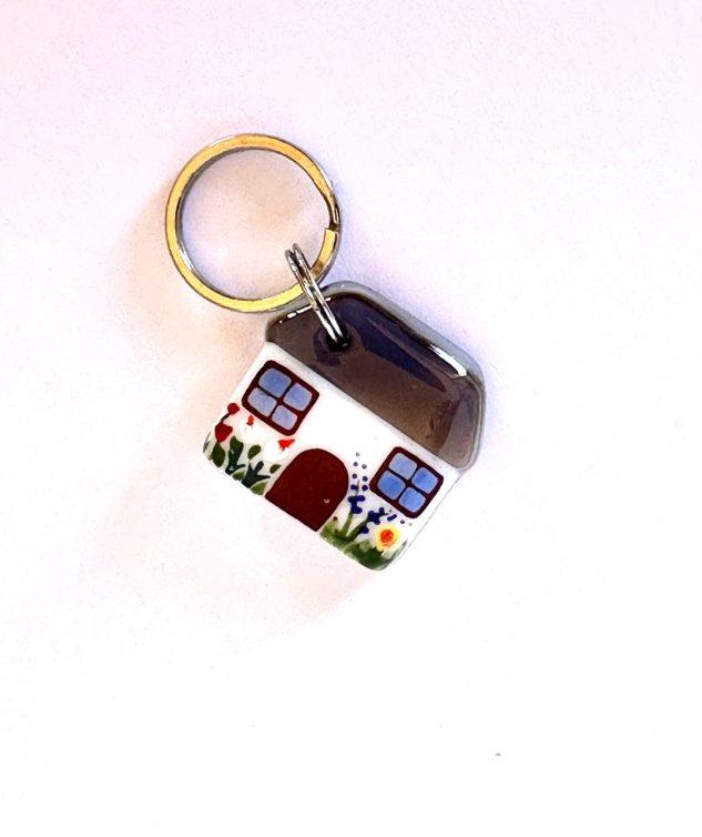 Llavero en forma de casita elaborado con distintas piezas de vidrio artístico